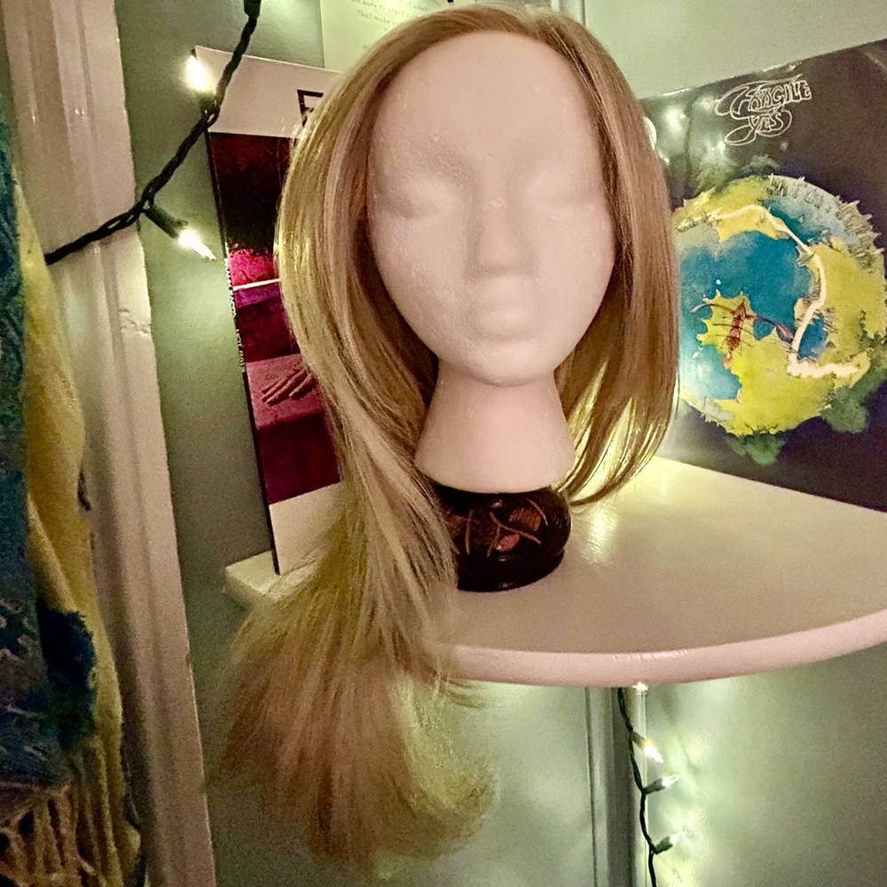 Raquel Welch wig Mesmerized in Buscuit - blond Heat Friendly!